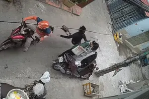Thanh niên đảo xe 6 vòng trước khi giật giỏ của cô gái trước tiệm tóc