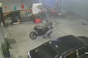 Vừa mở cửa quán bún thì bị trộm bẻ khóa lấy xe