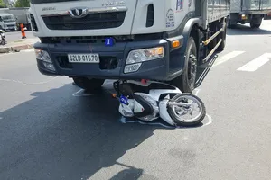 Xe tải cuốn 2 người đi xe máy vào gầm ở Bình Tân