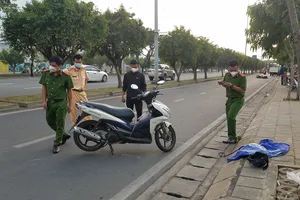 Tông xe trên đường Võ Văn Kiệt, hai người thương vong