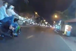 Bị truy đuổi, 2 kẻ cướp giật đạp xe, xịt hơi cay chống trả