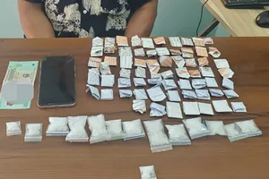 Đang mua bán lẻ ma túy thì bị công an bắt cả chủ lẫn khách