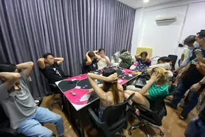 2 thanh niên tổ chức sòng poker tại căn nhà cho thuê ở Phú Nhuận