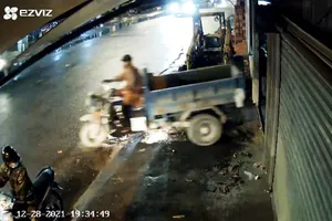 Hướng dẫn đồng bọn quay xe tránh camera để trộm 2 xe ba gác