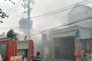 Cháy nhà vắng chủ, dân phá cửa cứu được 2 xe máy