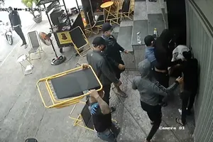 Giám đốc bị giang hồ vây đánh hội đồng trước cửa công ty