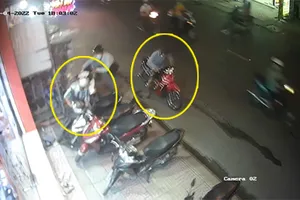 Kẻ trộm rút dao tấn công 'hiệp sĩ' khi bị khống chế ở quận 12