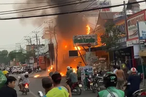 Ô tô cháy sém sau hỏa hoạn từ trạm điện đường Phạm Hùng