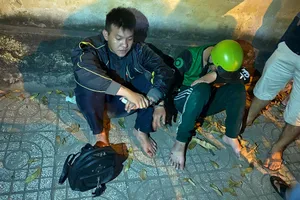 Cướp giật bị dân vây bắt ở Tân Bình