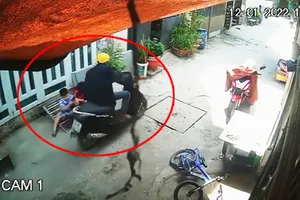 Bé trai 7 tuổi bị cướp giật điện thoại vừa khóc vừa kêu 'mẹ ơi'