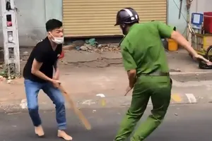 Nam thanh niên dùng gậy đánh công an ở quận 11