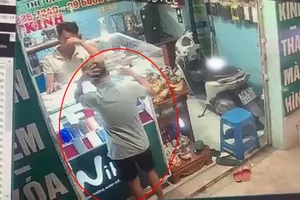 Vờ mua điện thoại, thiếu nữ cướp giật iPhone trên tay chủ tiệm