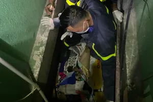 Thang máy khách sạn rơi tự do, cô gái 27 tuổi trọng thương