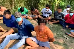 Hàng chục người trong sới gà ở quận Bình Tân bỏ chạy khi bị công an vây 