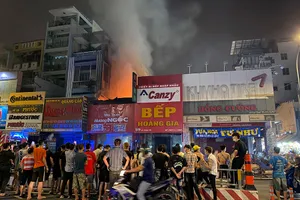 Cháy nhà rạng sáng 27 Tết ở quận 10, nhiều người hoảng loạn