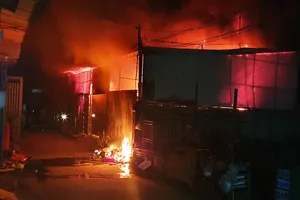 Cháy dữ dội kho quần áo, dân hoảng loạn đêm mùng 3 tết