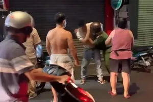 Khởi tố vụ ‘con đánh công an, mẹ quay clip’ đêm mùng 1 ở trung tâm TP.HCM