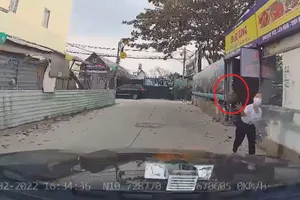Công an xác minh clip ‘nữ công an ném đá trúng xe Mercedes GLC 200’