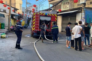 Cháy nhà, hàng xóm leo mái tôn dập lửa