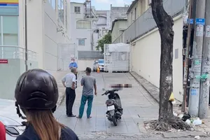 1 cụ bà rơi từ lầu 7 chung cư ở quận 5