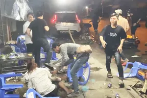 Ô tô lao vào quán nhậu ven đường ở quận 8 tông nhiều người bị thương