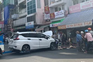 Ô tô 7 chỗ tông thẳng vào tiệm tạp hóa ở TP.HCM