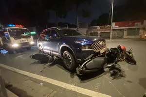 Ô tô tông 4 xe máy đang dừng chờ đèn đỏ ở trung tâm TP.HCM