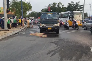 Va chạm với xe tải cẩu khi đi làm về, người phụ nữ 62 tuổi tử vong