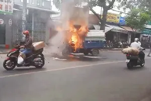Xe ba gác chở nệm bốc cháy trên đường ở quận Bình Tân
