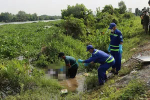 Tìm thân nhân thi thể 1 cụ bà trôi sông Rạch Tra