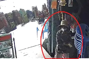 Trình báo: Trộm lẻn vào nhà lấy 2 điện thoại và 1 iPad trên bàn thờ ông địa 