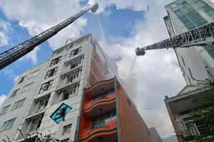 Cháy khách sạn ở quận 1, ba phụ nữ mắc kẹt được cứu sống