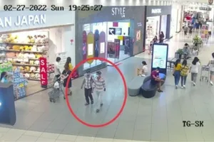 Lách qua lối đi phụ không có bảo vệ để trộm xe SH