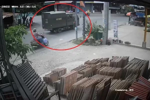 Xe chở phạm nhân va chạm xe tải, 3 người bị thương