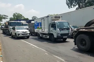 Xe đầu kéo thắng gấp, cuộn thép 20 tấn giật tung xích, đè bẹp cabin