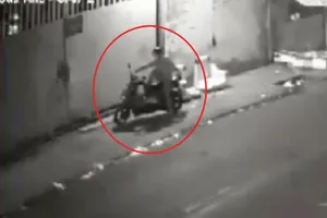 Chủ xe bất lực đứng nhìn kẻ trộm dùng chân bẻ khóa lấy đi