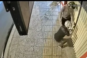Kẻ trộm cắt khóa, đột nhập cửa hàng điện thoại ở quận Bình Tân