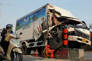 Ô tô tải mất phanh tông liên hoàn, 1 xe lao vào nhà dân ở quận 12