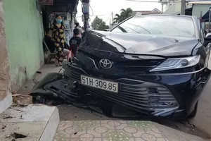 Sau cú tông của xe máy chạy từ hẻm, xế hộp lạc tay lái, ủi vào nhà dân 