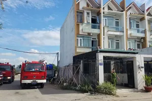 Cháy nhà sau tiếng nổ, 1 người quần áo cháy sém thoát ra ngoài