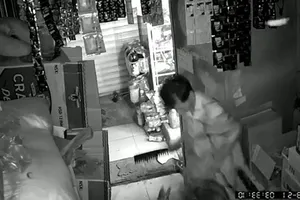 Người đàn ông dùng dao tấn công ‘vợ hờ’ rồi treo cổ tự sát