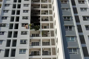 Cháy chung cư ở quận Tân Phú, 2 phụ nữ rơi lầu 10 tử vong