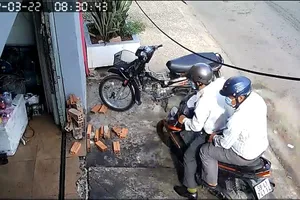 Giả công an phường lừa bán vé ủng hộ trẻ em khuyết tật