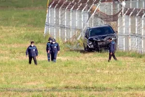 Xe chở đồ đánh golf tông văng hàng rào an ninh sân bay Tân Sơn Nhất