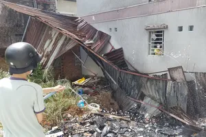 Cháy đống rác khiến cư dân chung cư mini ở Tân Phú hốt hoảng 