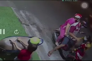 Dẫn trẻ em đi trộm ví rồi trả lại 