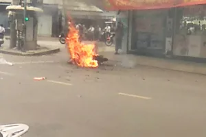 Xe đạp điện phát cháy khi đang chạy trên đường