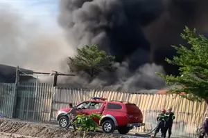 Cháy dữ dội bãi chứa vải, từ sáng đến trưa chưa tắt