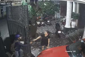 Cướp xông vào nhà cướp hơn 2 tỉ đồng