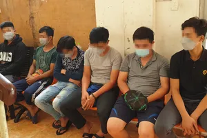 6 thanh niên ‘phòng chống tội phạm’ tự ý chặn xe người dân trên đường